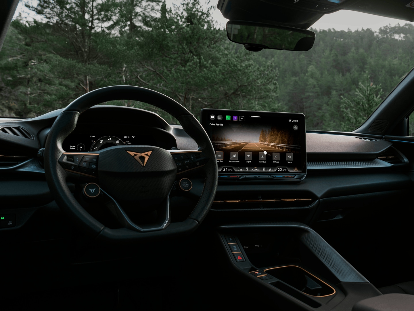 Cockpit und Armaturenbrett des CUPRA Terramar mit Sportlenkrad und großem Infotainment-Display.
