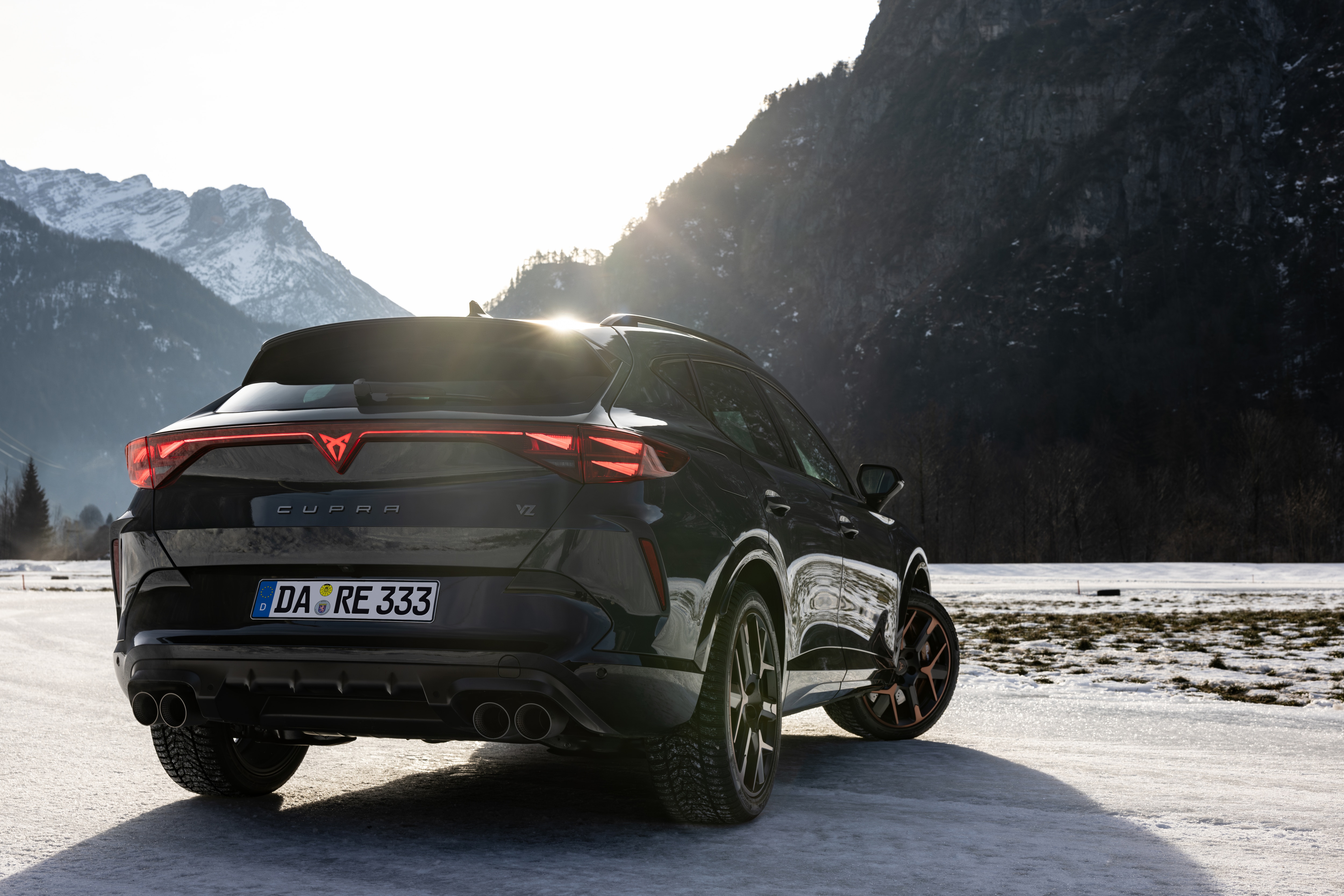 Nahaufnahme eines CUPRA Formentor auf weißem Schnee mit scharfen Kontrasten und markanten Scheinwerfern. 
