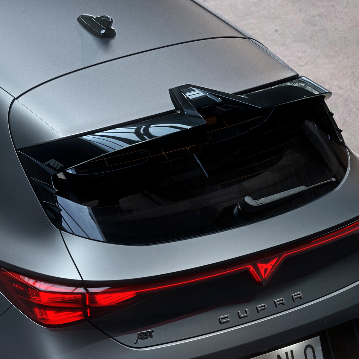 Heckansicht des CUPRA Leon 5D, wobei der markante Heckspoiler des Custom-Pakets besonders ins Auge fällt.