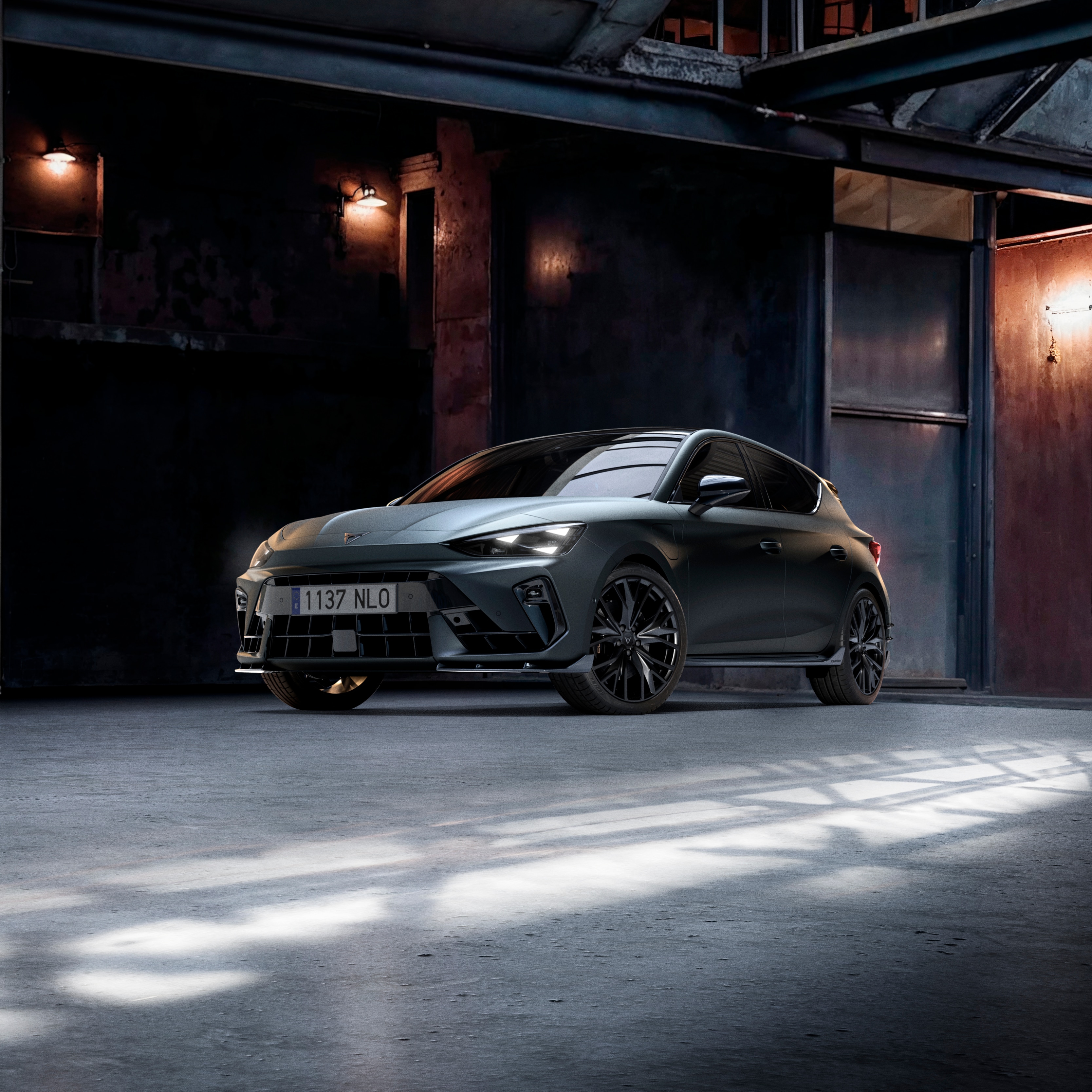 Ansicht des CUPRA Leon 5D aus flacher Perspektive, die das beeindruckende Flair des Custom-Pakets zeigt.