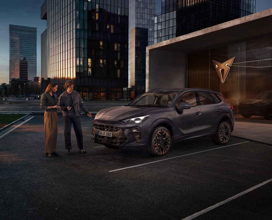 Der CUPRA Terramar präsentiert sich als sportlicher SUV in urbaner Umgebung und überzeugt mit markantem Design und klaren Linien. Die dunkle Lackierung, die dynamischen Felgen und die charakteristischen CUPRA Designelemente unterstreichen den modernen Premium‑Anspruch des Fahrzeugs.