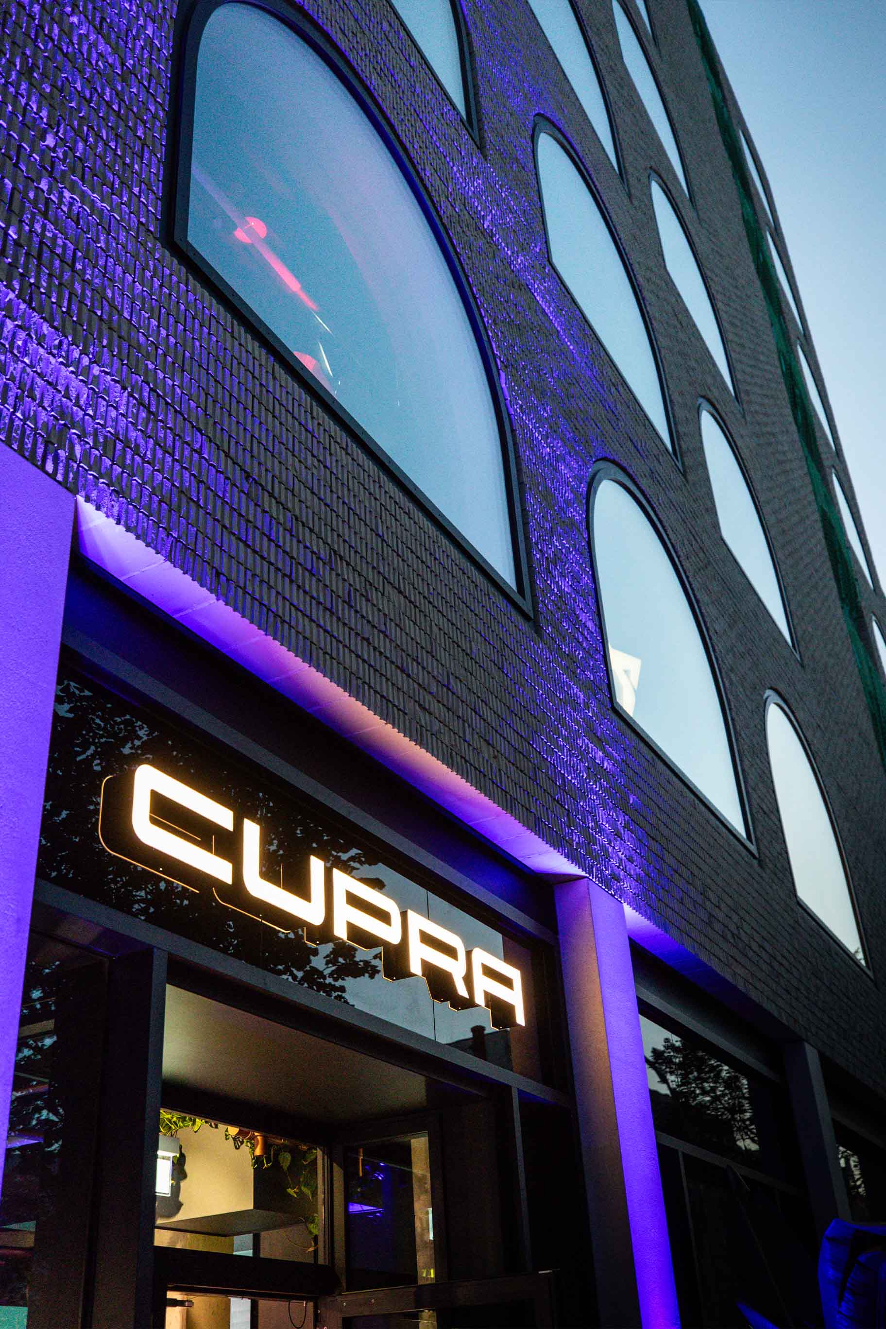 Außenansicht%20der%20CUPRA%20City%20Garage%20Berlin%20mit%20CUPRA%20Leuchtschriftzug
