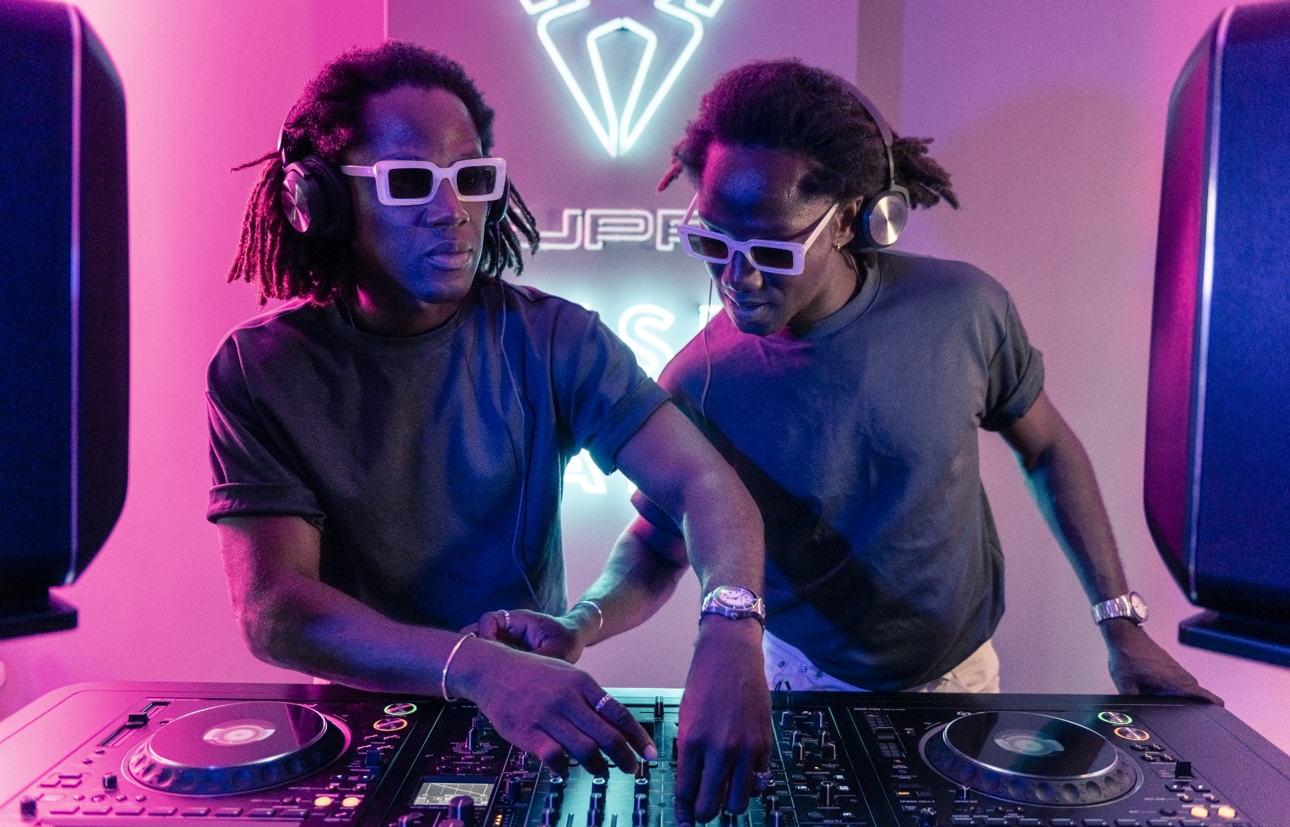 zwei DJs am DJ Pult, CUPRA Logo im Hintergrund