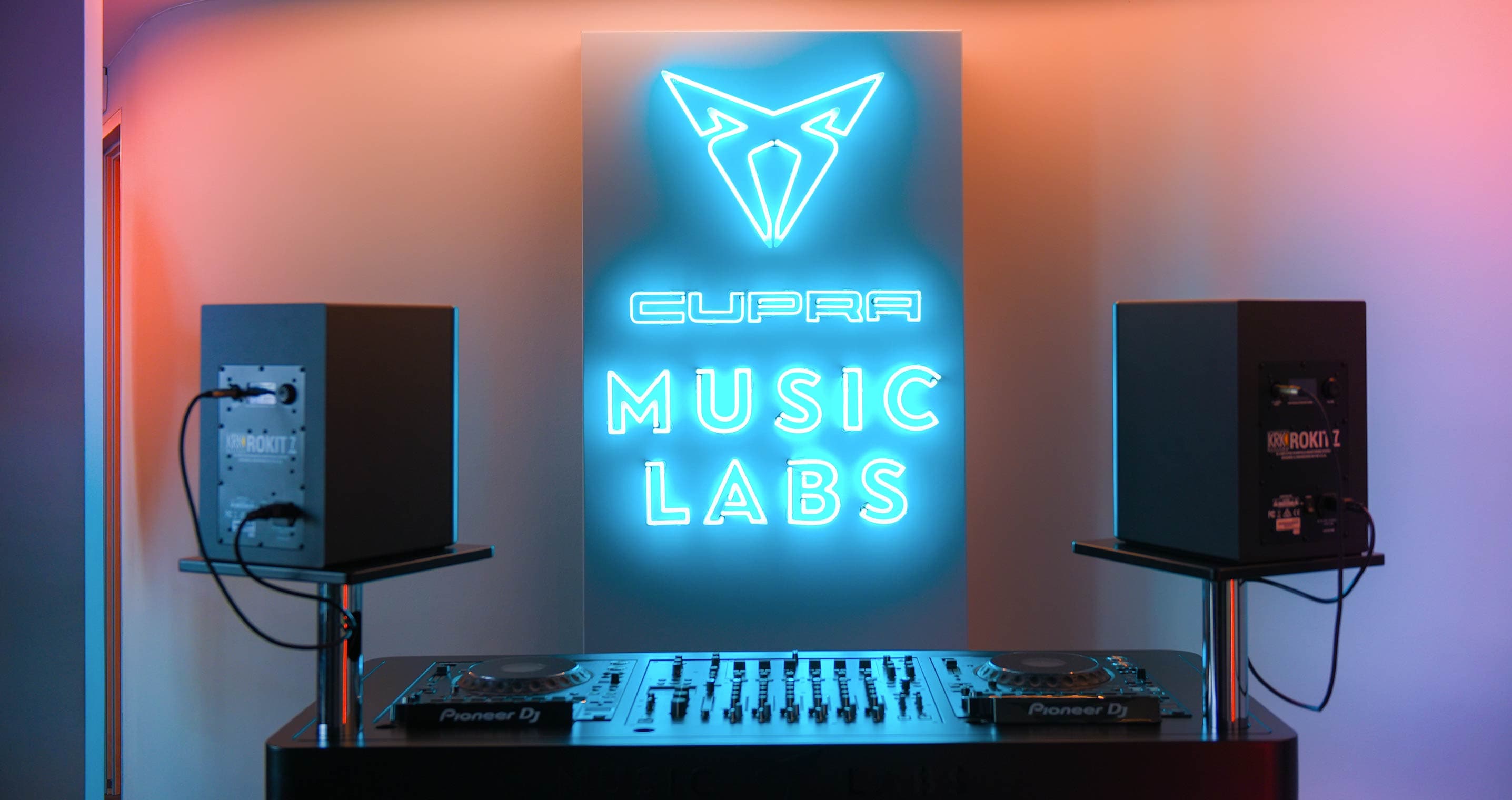 Mischpult mit Neon CUCPRA MUSIC LABS Logo