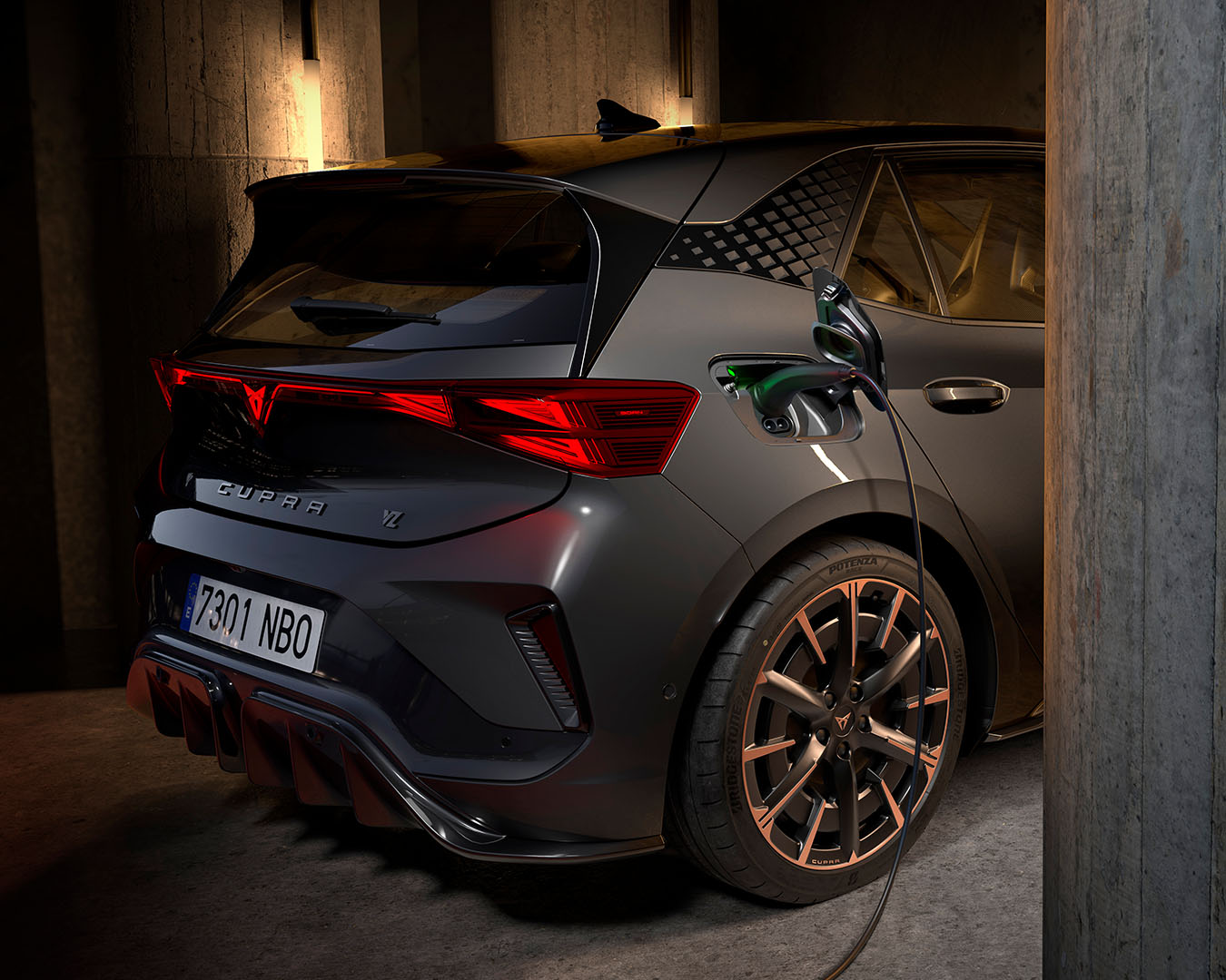 Cupra Born PA VZ an einer Ladestation für intelligentes, bidirektionales Laden.