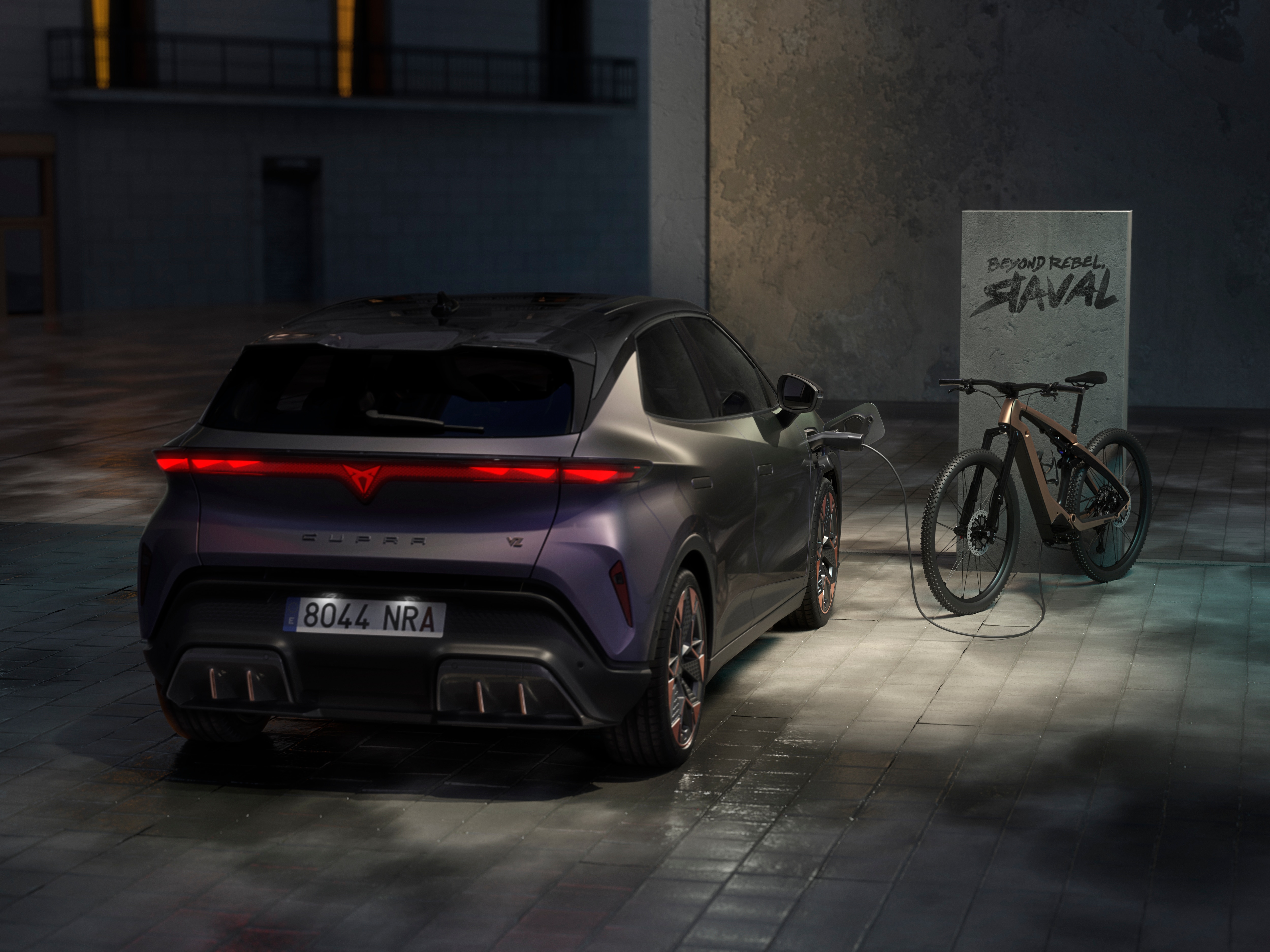 Cupra Raval VZ an einer Ladestation für intelligentes, bidirektionales Laden.
