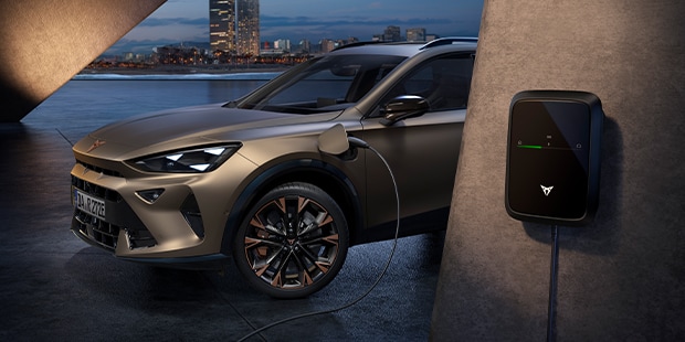 CUPRA Formentor e-HYBRID in century bronze matt lädt an einer Wallbox auf