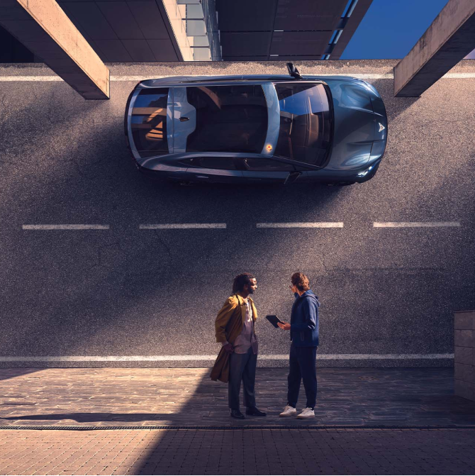 CUPRA Tavascan Elektroauto in urbaner Architektur, Draufsicht mit zwei Personen im Vordergrund.