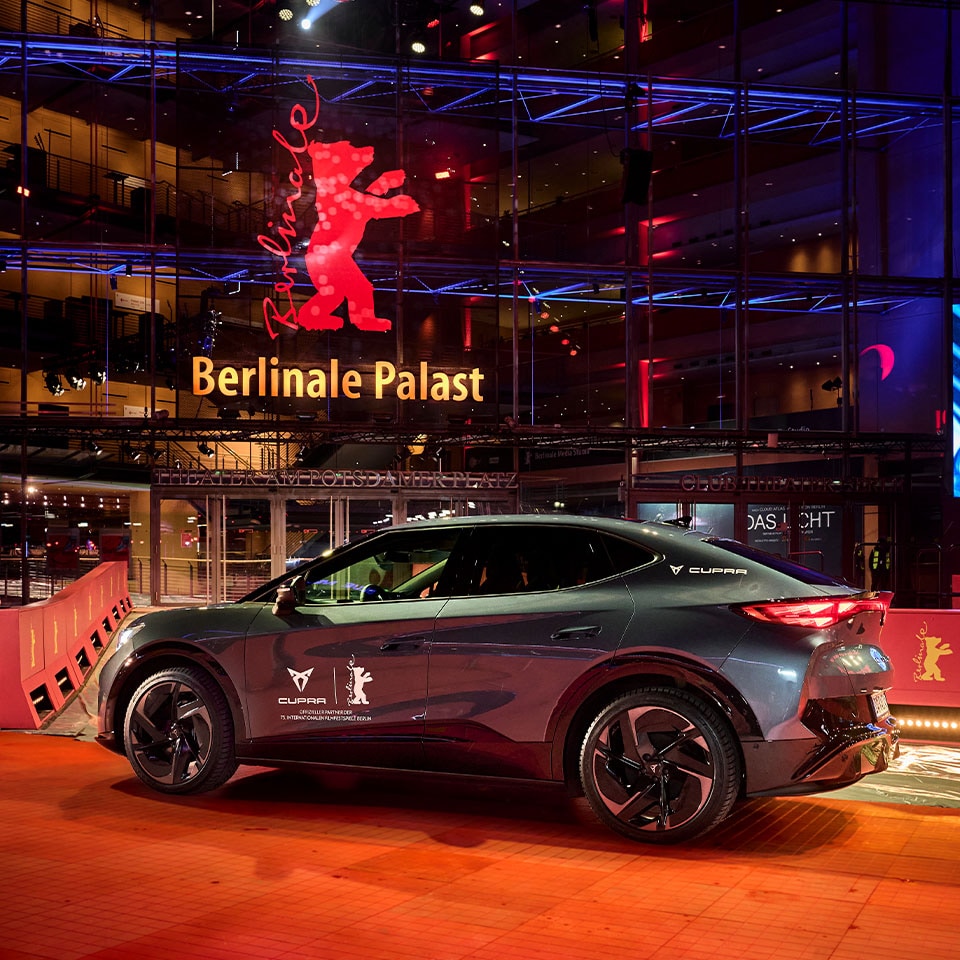 CUPRA Tavascan vor dem Berlinale-Palast bei Nacht während der Berlinale 2025 in Berlin