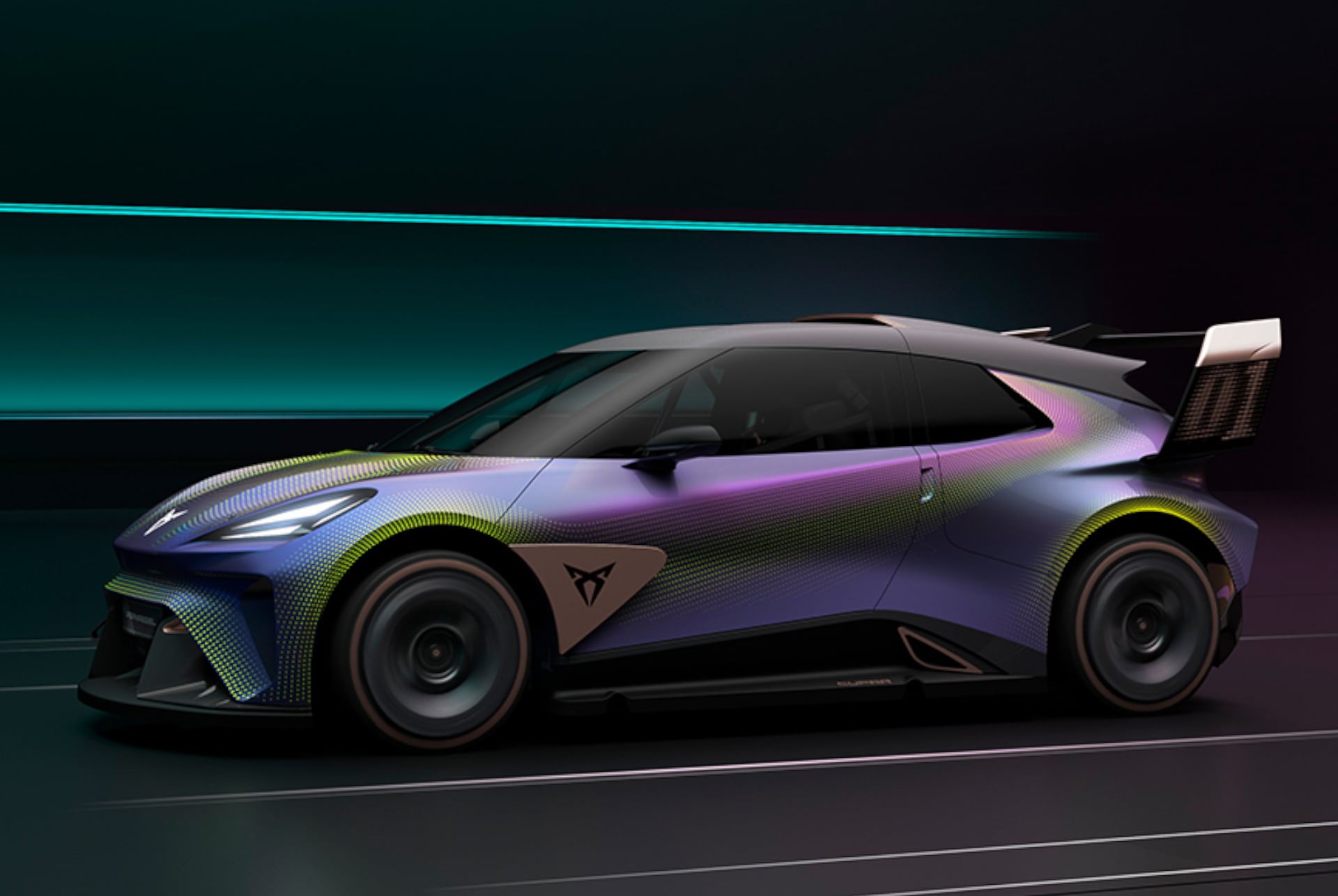 CUPRA Urban Rebel sieht man von hinten und das durchgängige Rücklicht. Im Hintergrund sieht man den Sonnenuntergang.