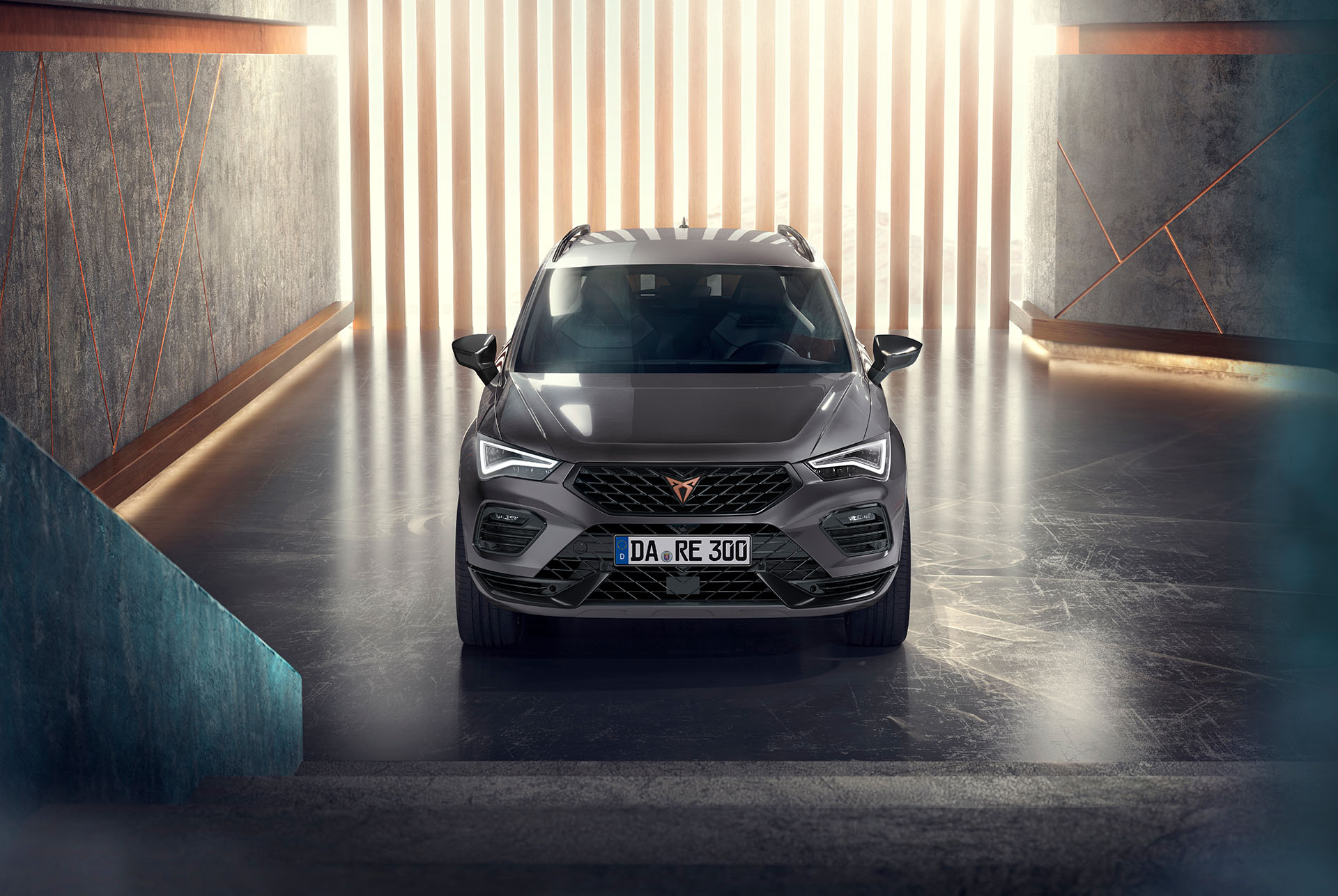 CUPRA Ateca geparkt in einer Garage, Frontalansicht. 