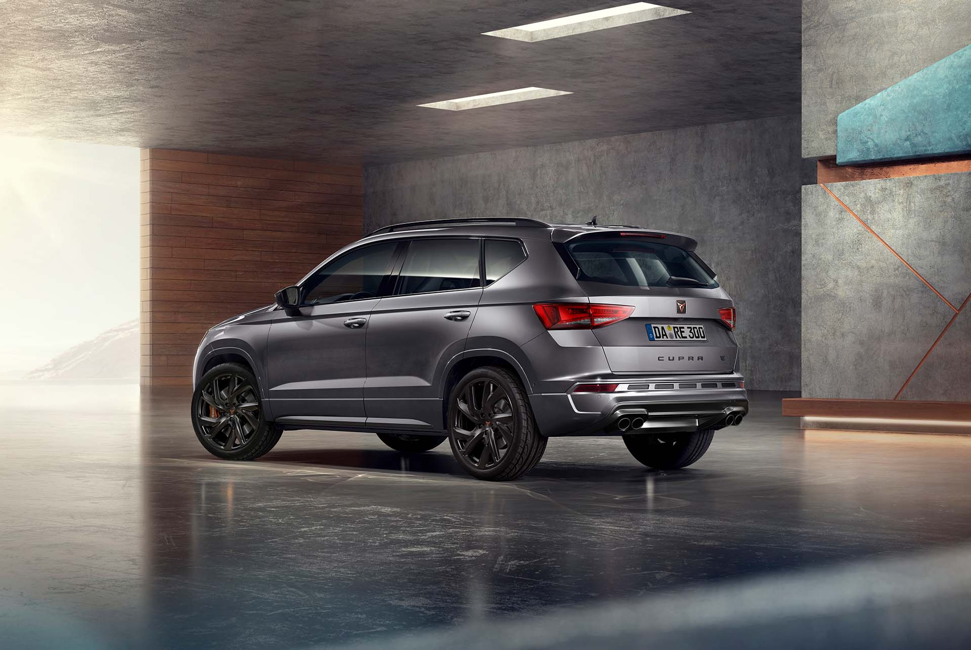 CUPRA Ateca geparkt in einer Garage, Heckansicht. 