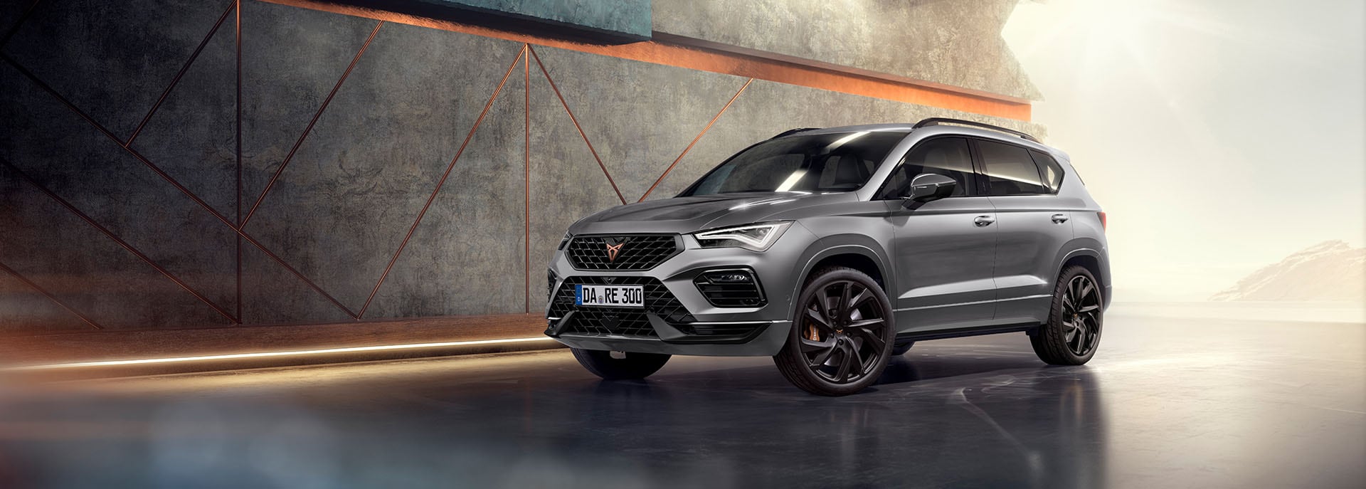 CUPRA Ateca geparkt in einer Garage, Seitenansicht. 