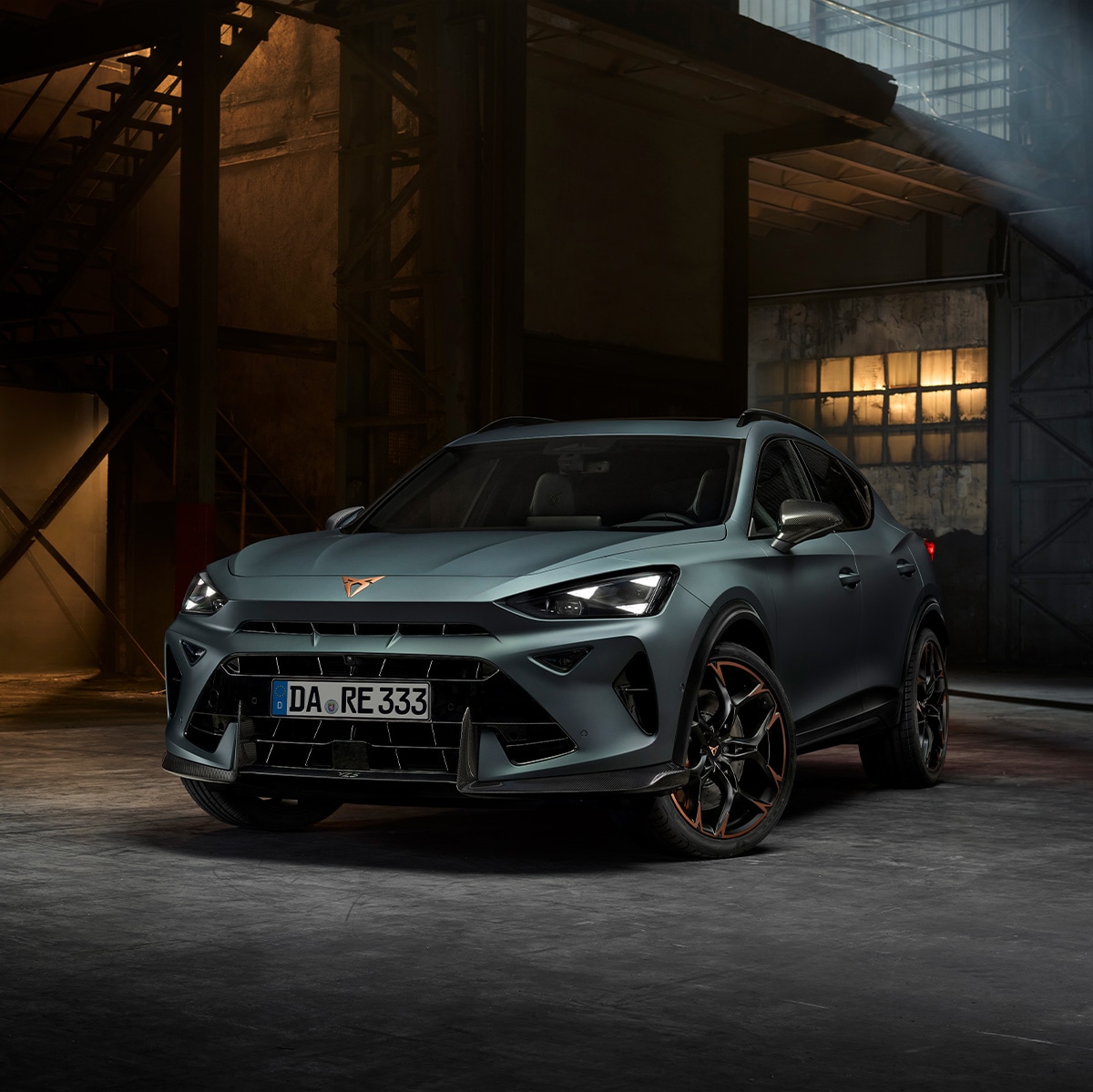 Neues Angebot für den Cupra Formentor, SUV in Century Bronze Matt, Modelljahr 2025, mit 19-Zoll-Felgen in Artic Copper und Stadtkulisse im Hintergrund. Angebote für Neuwagen verfügbar.