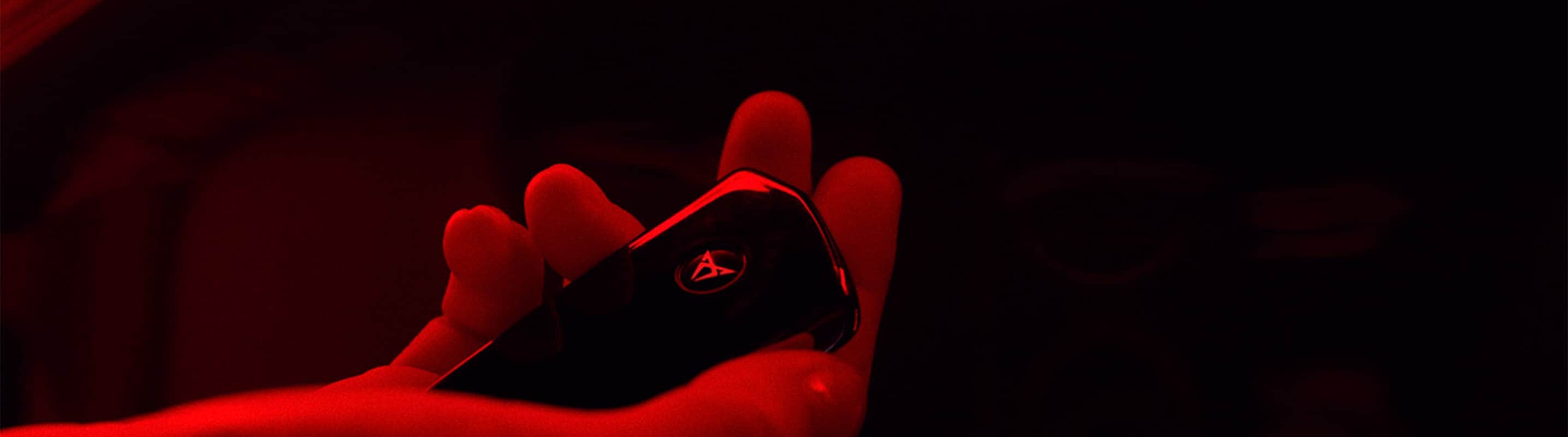 Mann hält einen CUPRA Fahrzeugschlüssel in der Hand.