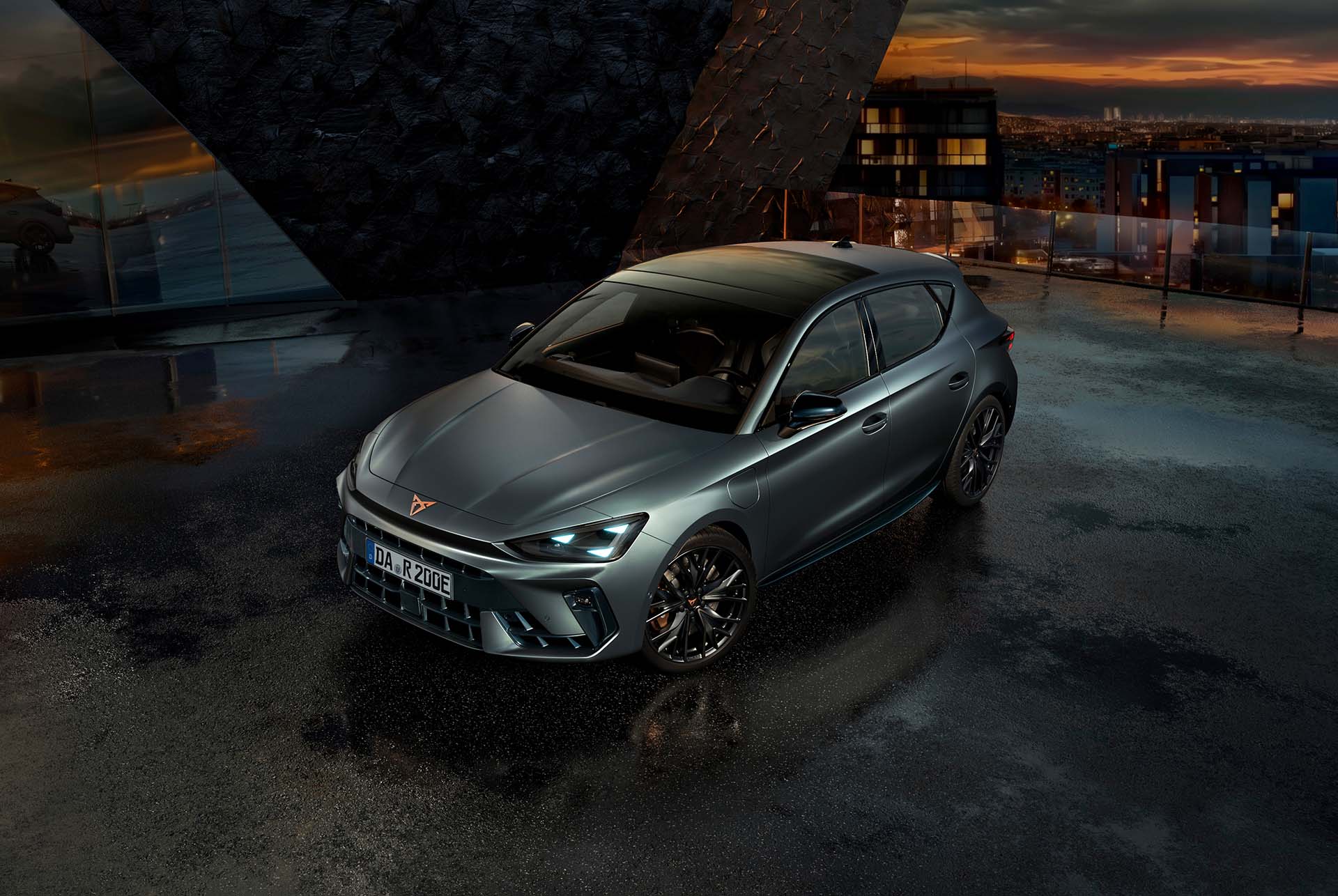 CUPRA Leon Kombi in Enceladusgrau matt, Modelljahr 2025, mit 19-Zoll-Felgen in Hailstorm Copper. Neuwagenangebote verfügbar.