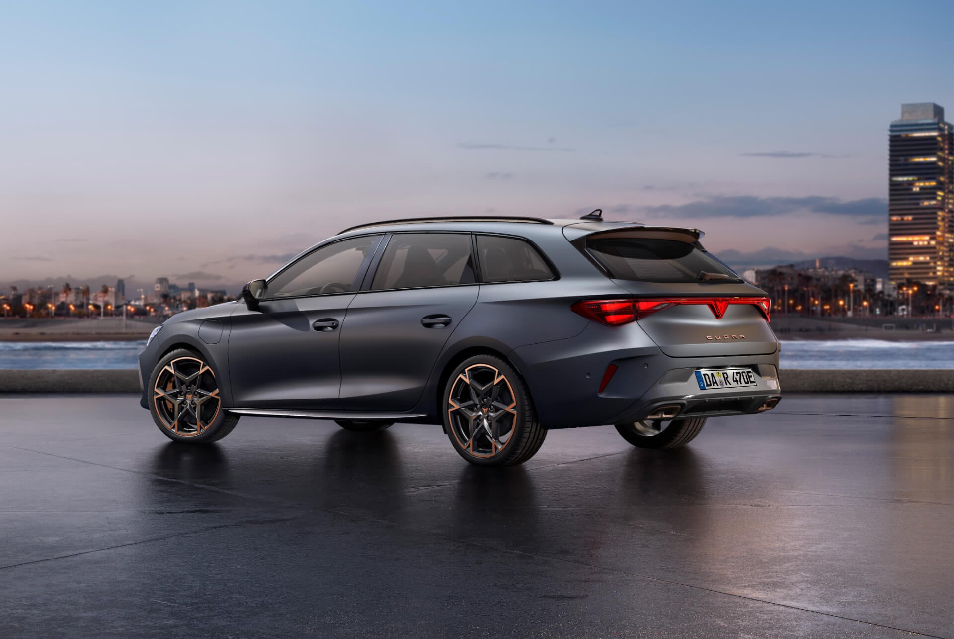 Cupra Leon Sportstourer zu verkaufen, Fließheck in Magnetic Tech Matt Grey mit 19-Zoll-Felgen in Polar Copper und beleuchtetem Stadt-Hintergrund. Neuwagenangebote verfügbar.