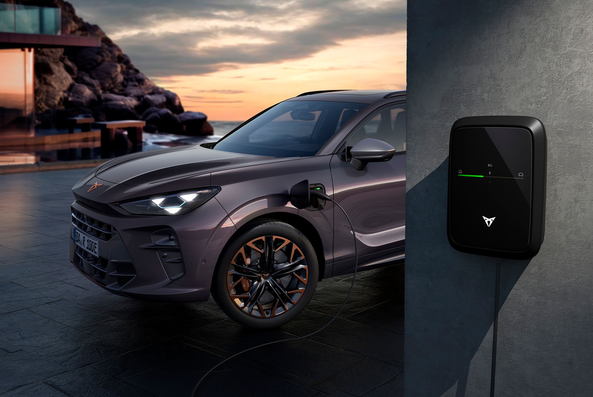 Seitenansicht eines geparkten CUPRA Terramar in der Farbe „Dark“.