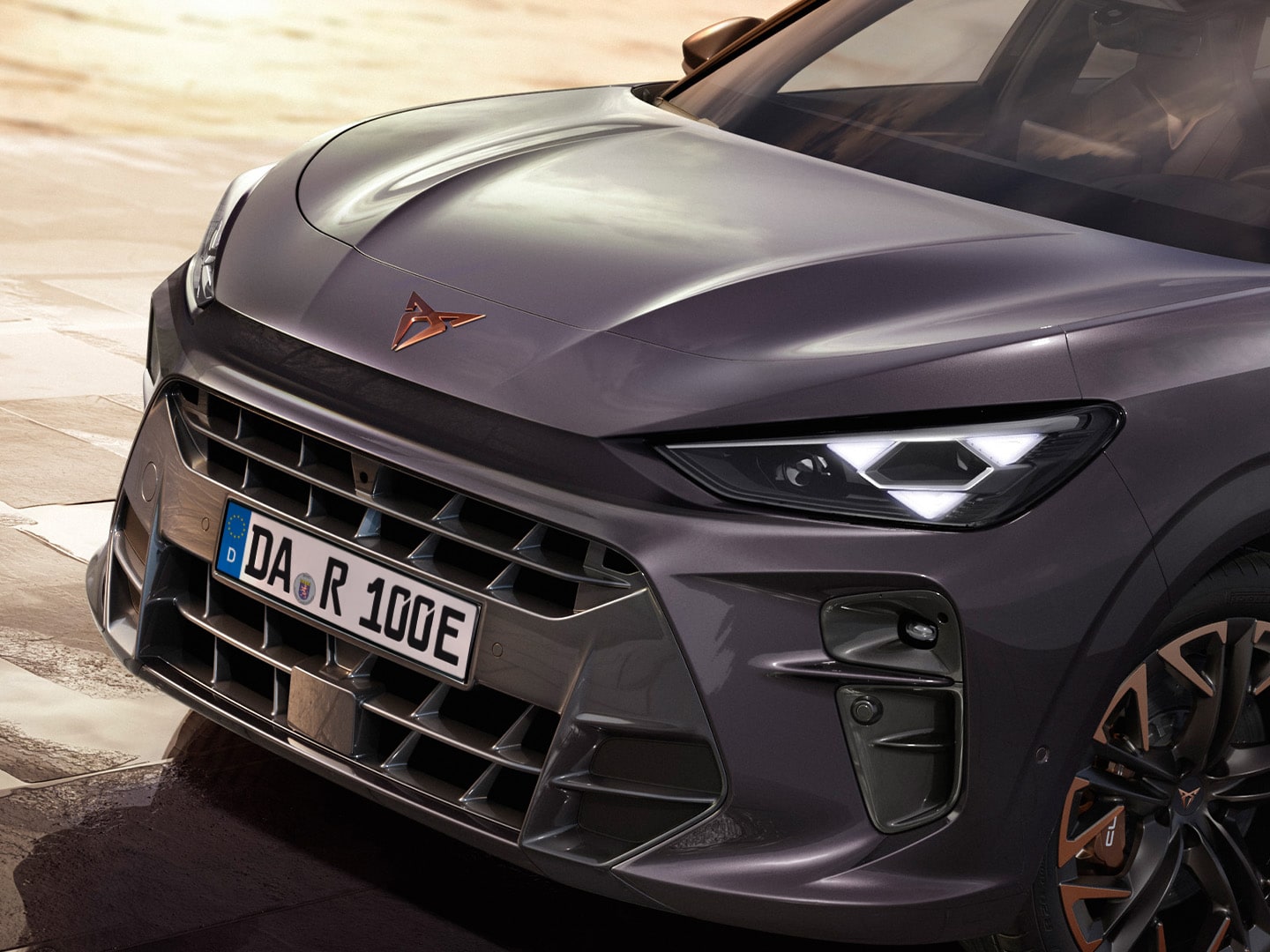 CUPRA Terramar mit CUPRA Matrix-LED-Ultra-Scheinwerfern und dreieckigen Scheinwerfern der neuen Generation.