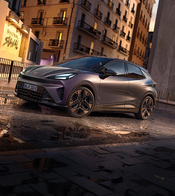 Neuer CUPRA Raval vor urbaner Athmosphäre