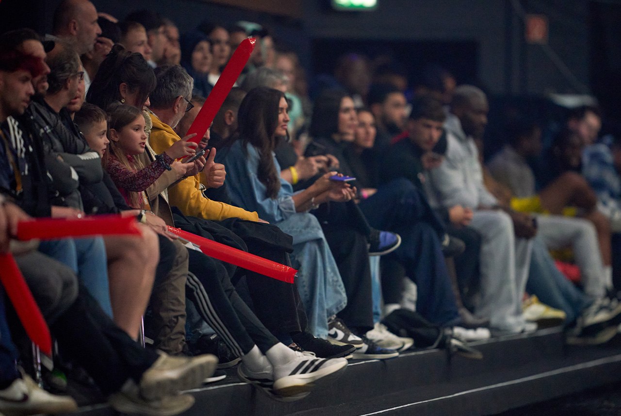 Fans und Zuschauer auf der Tribüne der CUPRA Arena – Fanbanner der Tiki Taka Fußball Freunde gut sichtbar.