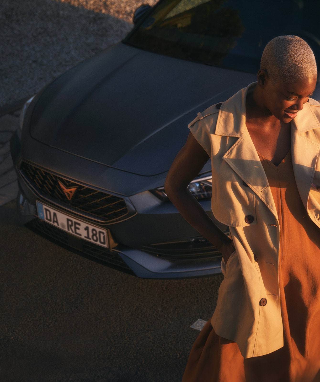 CUPRA%20Fahrzeug%20in%20Petrol%20Blue%20auf%20einer%20Straße,%20mit%20betontem%20sportlichem%20Design%20und%20dynamischer%20Linienführung.