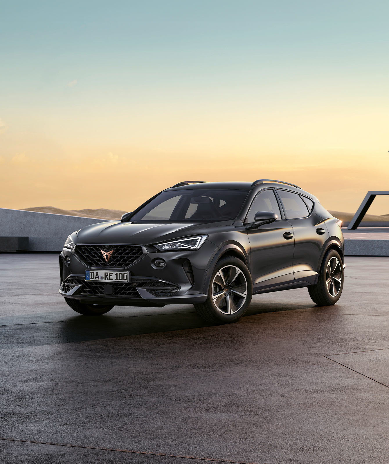 CUPRA%20Fahrzeug%20in%20Petrol%20Blue%20von%20der%20Seite,%20mit%20betont%20sportlichem%20Design%20und%20markanten%20Linien,%20auf%20einer%20Straße%20stehend.%20Im%20Hintergrund%20der%20Sonnenuntergang.