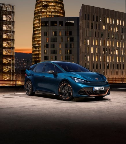 Ein CUPRA Born steht vor einer Skyline. 