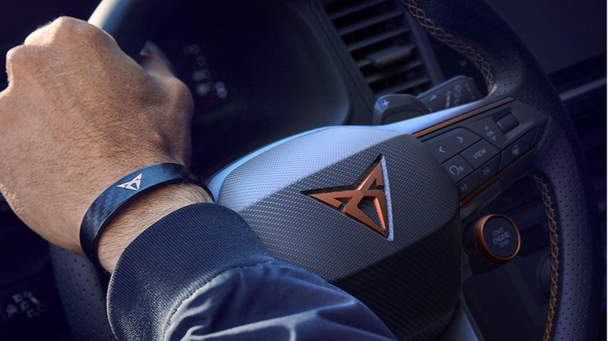CUPRA CONNECT zeigt auf dem Infotainment-Display einen automatisch generierten Wartungstermin für das Fahrzeug an.