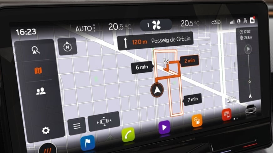 CUPRA Infotainment-Display zeigt Online-Navigation mit Karte, Route, Verkehrsinformationen und Zielortdetails.