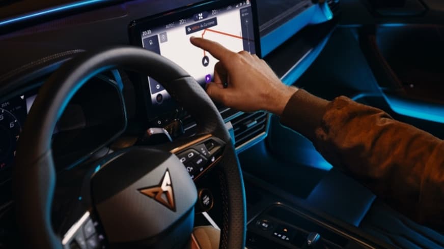 Infotainment-Display in CUPRA zeigt verfügbare Parkplätze digital mit Echtzeitdaten und Umgebungsübersicht.