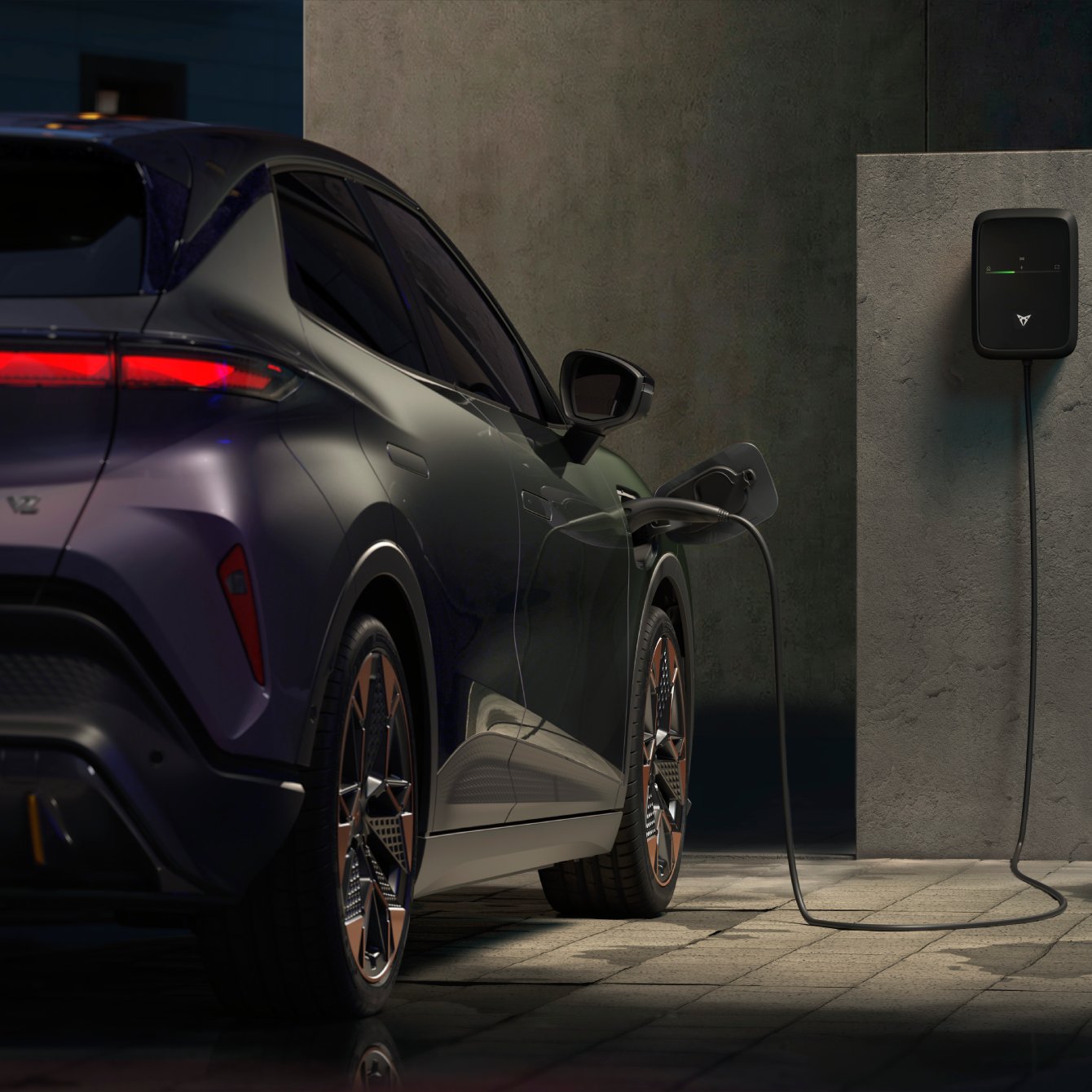 CUPRA Raval compacto urbano 100% eléctrico cargando batería en wallbox doméstico  