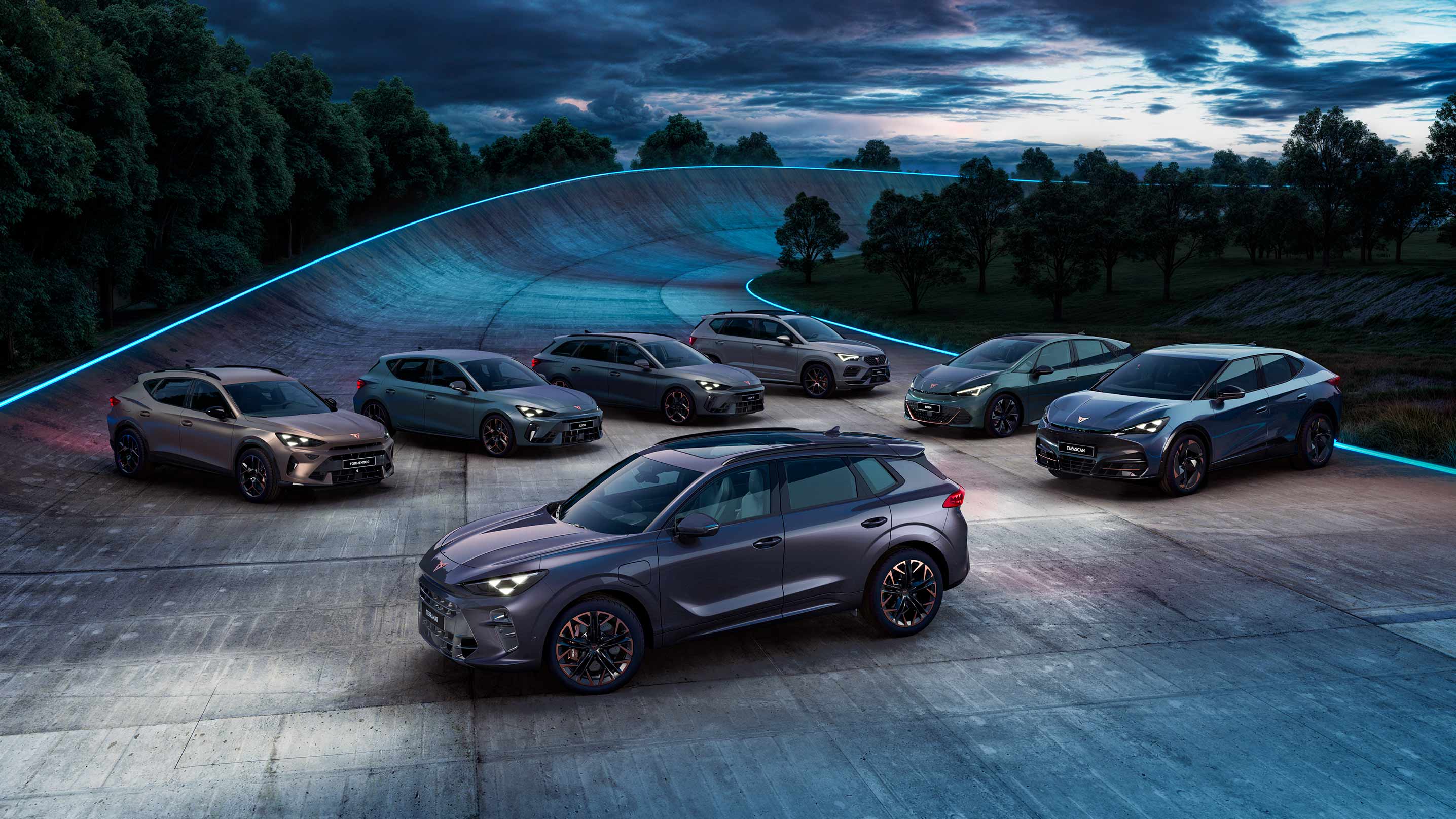Gama de coches CUPRA estacionados en un entorno natural con iluminación ambiental azul y un camino iluminado.