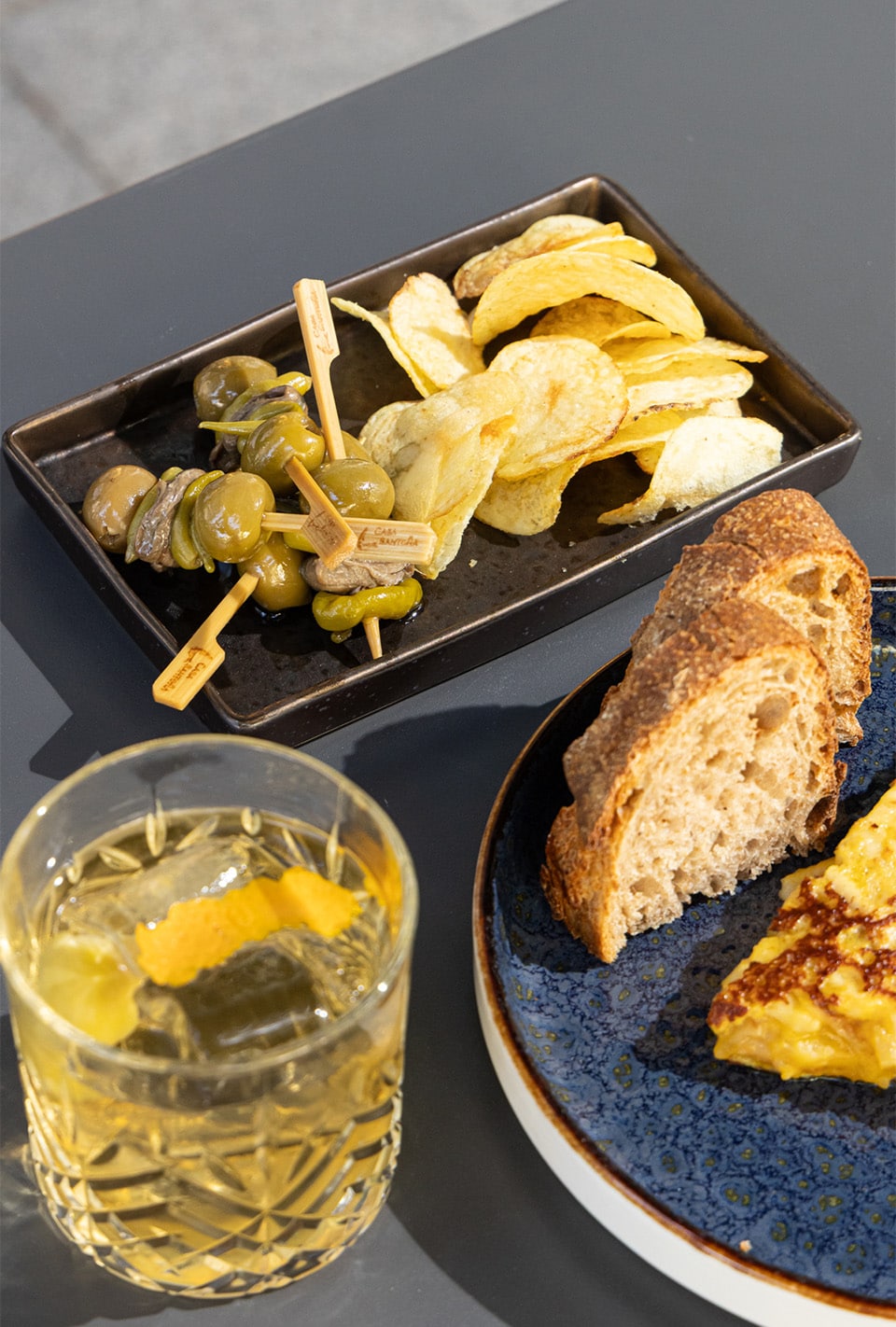 Imagen apertivo con bebida y comida