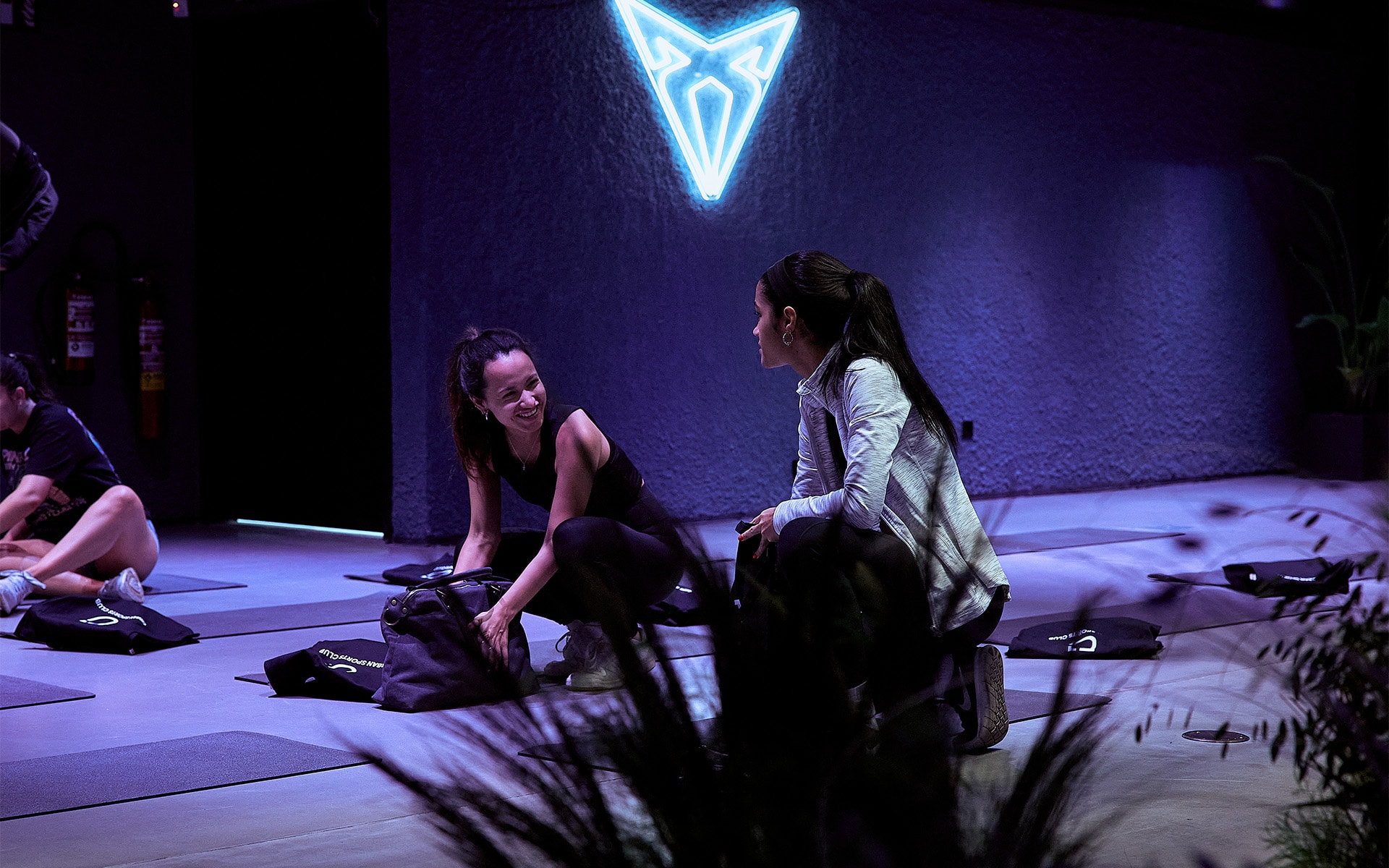 Dos mujeres en espacio Cupra