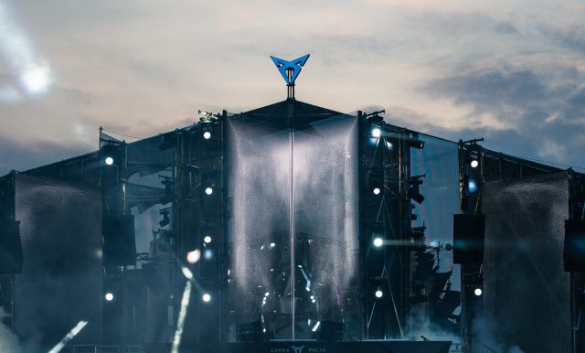 Escenario CUPRA Pulse con focos de luz y humo