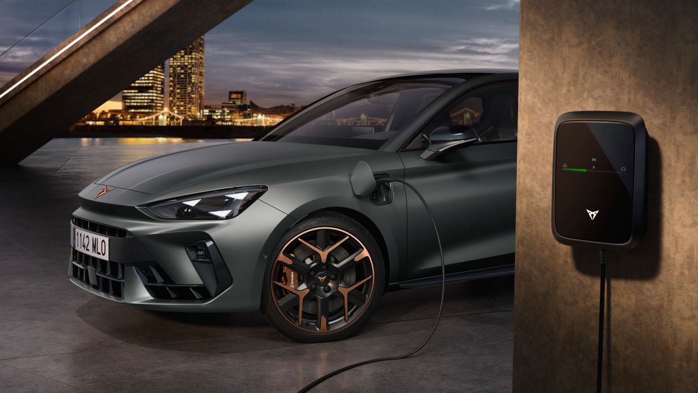 CUPRA León híbrido enchufable conectado a carga doméstica
