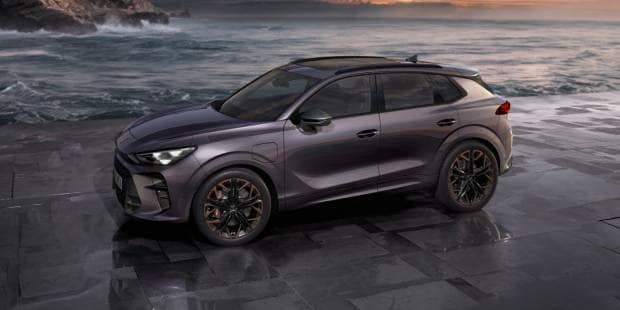 CUPRA Terramar Híbrido Enchufable sobre acera mojada junto al mar