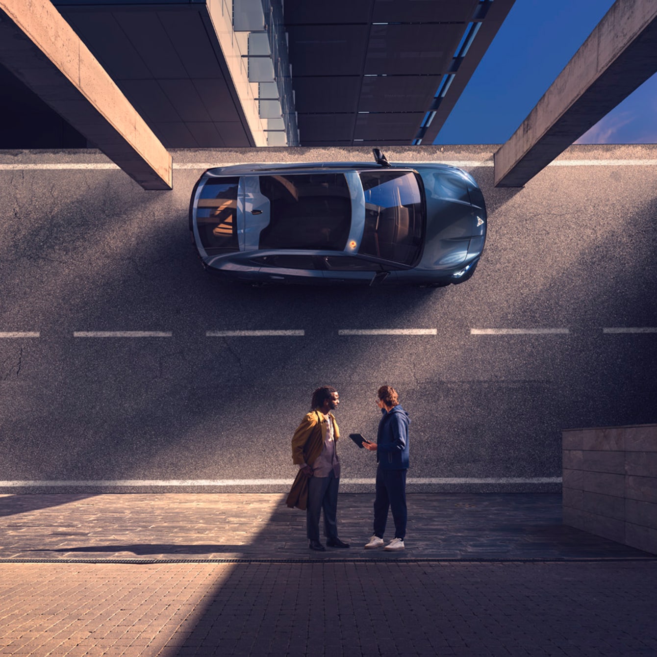 Vista cenital de un CUPRA Tavascan eléctrico aparcado con dos personas conversando