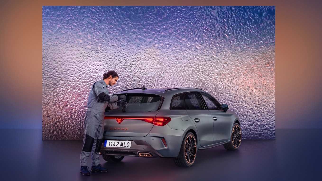 CUPRA León Sportstourer recibiendo mantenimiento de LongDrive a manos de un especialista de CUPRA
