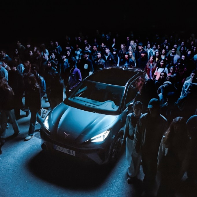 Primer plano del coche urbano eléctrico CUPRA Raval rodeado de gente.