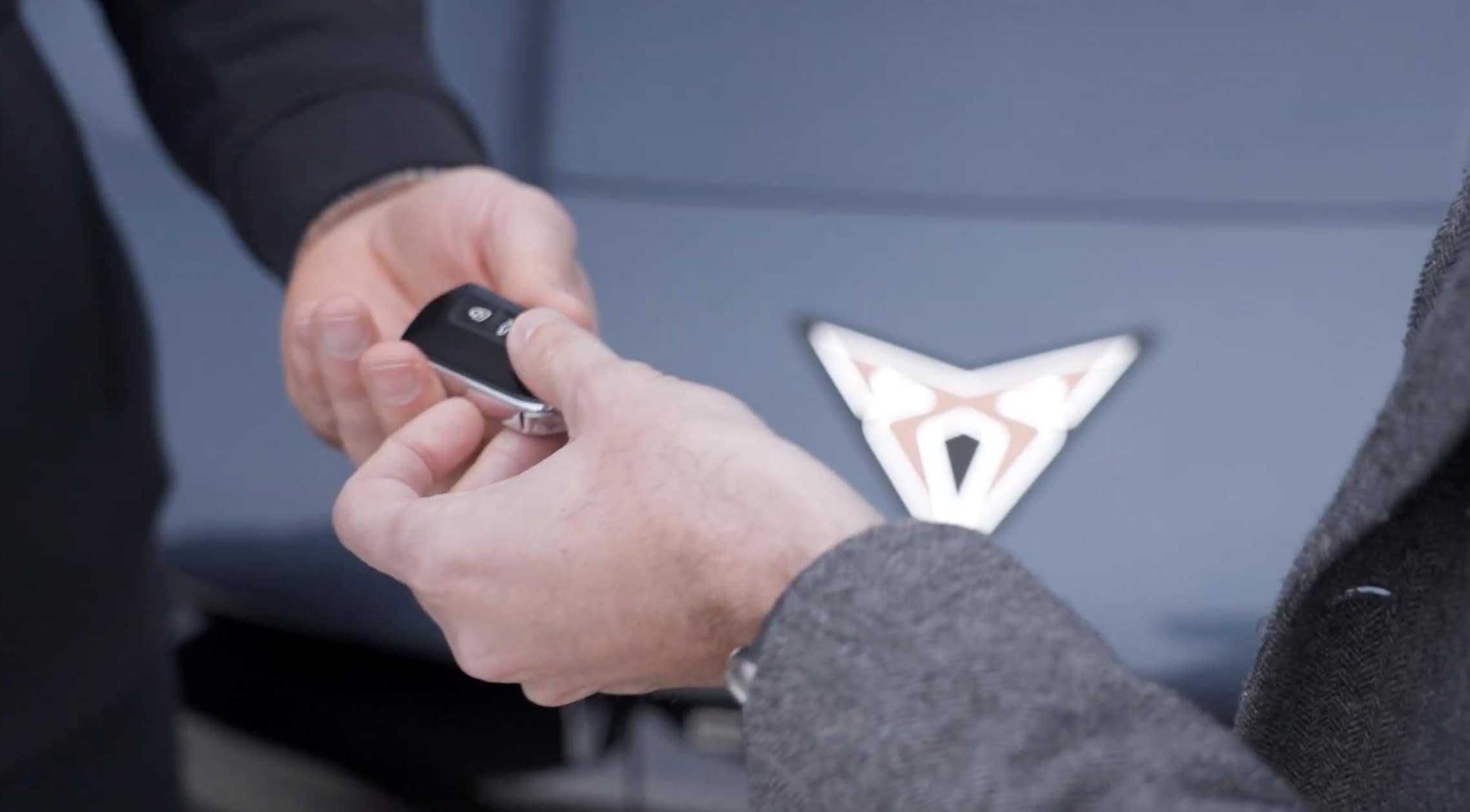 Saúl Craviotto recibiendo su nuevo CUPRA Tavascan 100% eléctrico