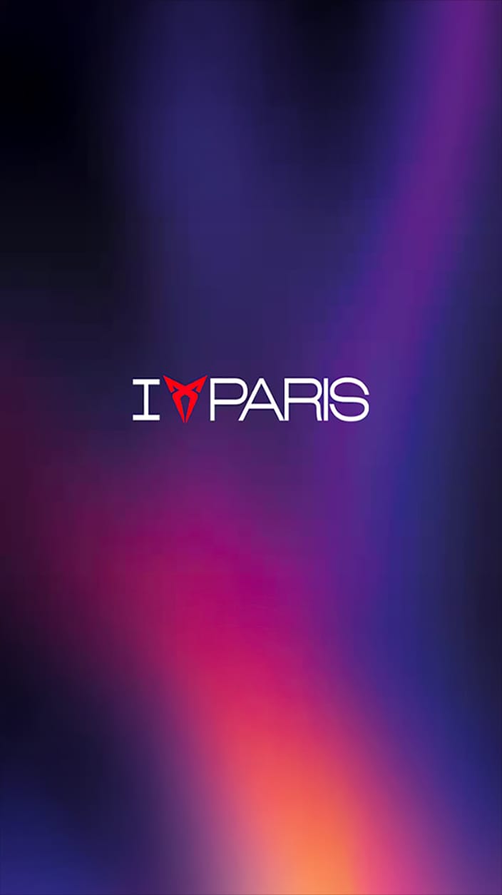 Un grand logo « I LOVE PARIS» avec la marque CUPRA.