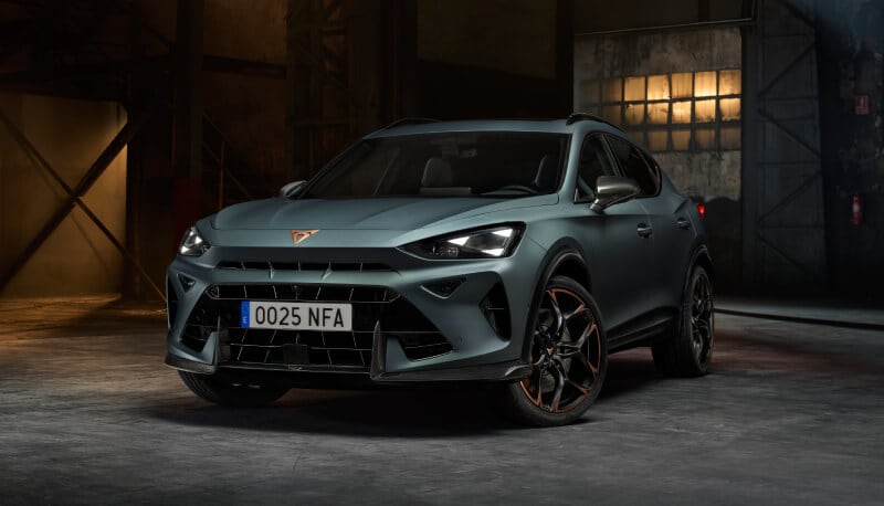 Front view of the new CUPRA Formentor VZ5 on a dark industrial background