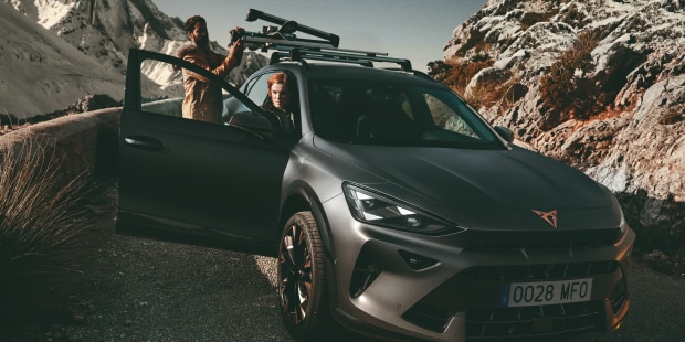 Man adjusting roof rack on a CUPRA Formentor