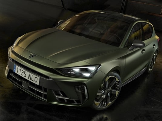 Cupra leon estate car in enceladus grey matt, model year 2025, with 19 inch hailstorm copper wheels. New car offers available.
