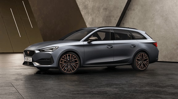 Nowa CUPRA Leon Sportstourer w trakcie ładowania