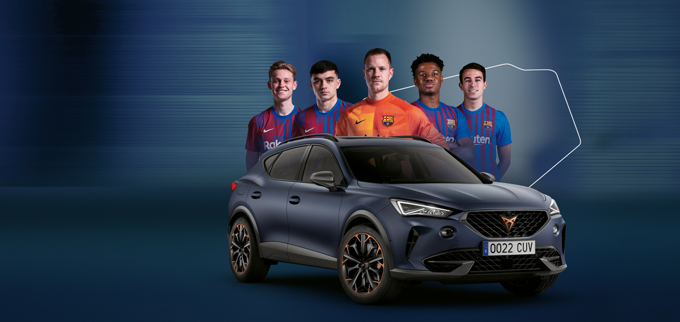 Pięcioro piłkarzy z klubu sportowego FC Barcelona pozuje z samochodem CUPRA. 