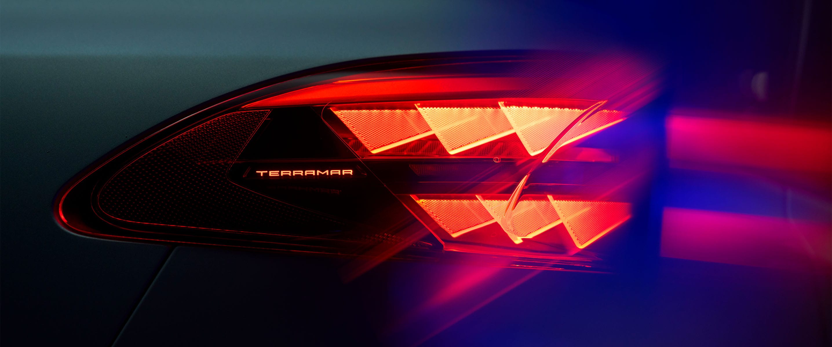Zbliżenie na wyraziste i odważne światła modelu CUPRA Terramar. 
