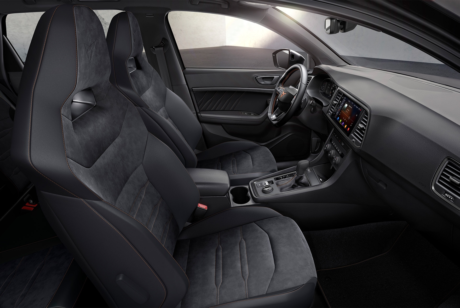 Interior view of the CUPRA Ateca with sporty standard upholstery, designed for a transcendent driving experience.